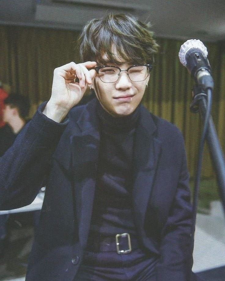yoongisarchive's tweet photo. Yoongi with glasses a thread y’all need https://t.co/E0SNJmdYEk