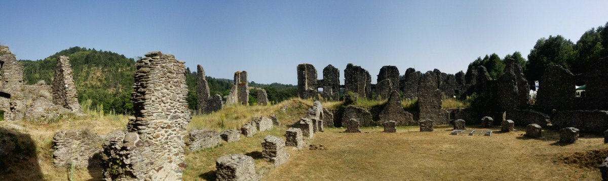 leviedellaperla's tweet photo. Tra i boschi della #Sila, i resti dell'Abbazia di Corazzo a Carlopoli, fondata nel XI secolo e ricostruita nel XII secolo. Qui Gioacchino da Fiore scrisse le sue opere principali. Scopri la #Calabria mistica con #viaggiareincalabria #tourscalabria
➡️➡️ https://t.co/lxNOO1nOZi https://t.co/Vv3t1bedfF