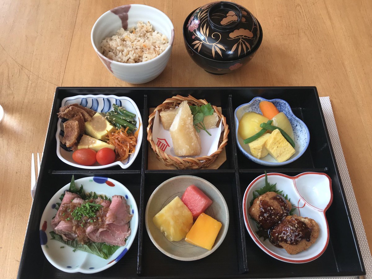 cometatsu's tweet photo. ウガンダに来たら必ずおじゃまするYAMASENさん。ランチははじめて、全部美味しいけど特にみそ汁が好き。
昨夜報道ステーションで特集されていたRICCI EVERYDAYさんの旗艦店もチラ見。
#アフリカビジネス #スタートアップ #WASSHA #ウガンダ #YAMASEN #日本食 #みそ汁 https://t.co/702fmtBk3F