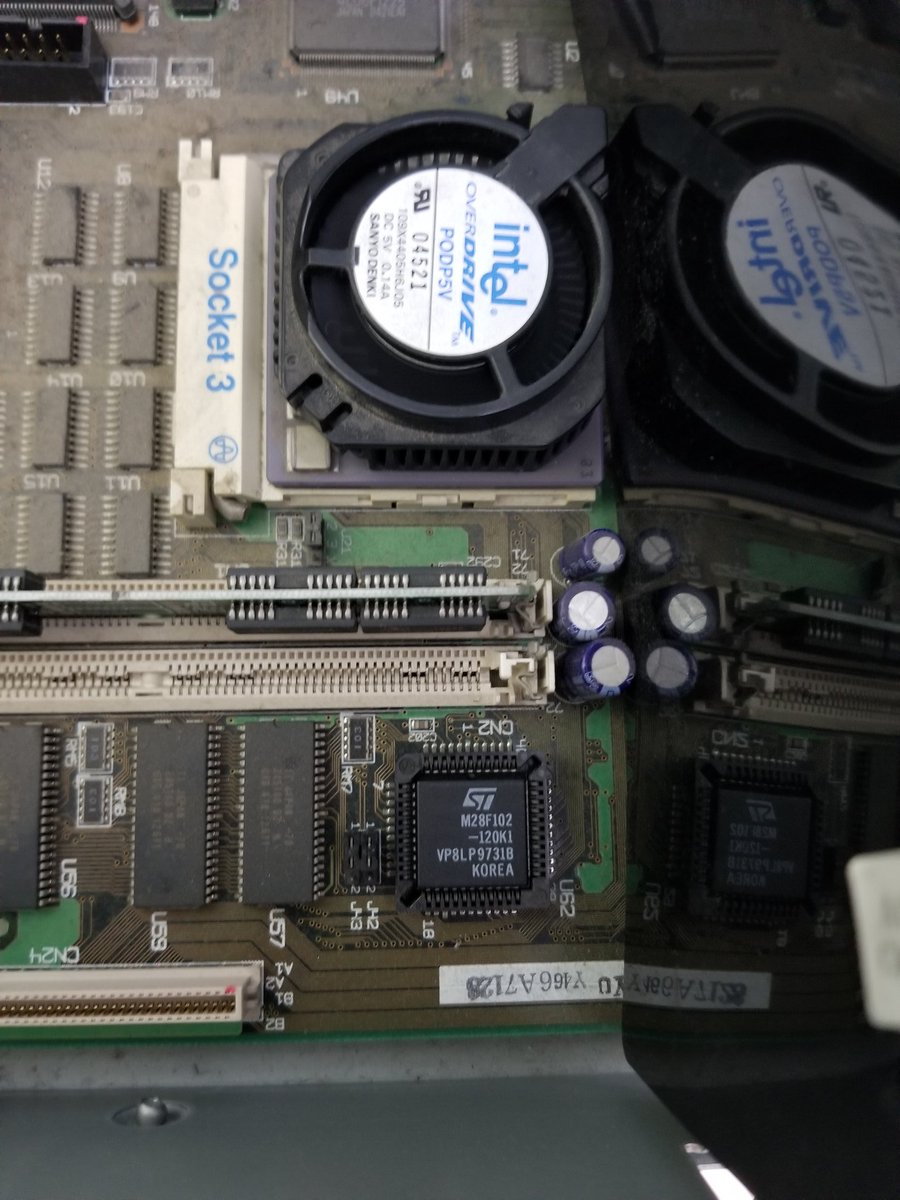 quews_net's tweet photo. 結構前に落札したPC-486MUのBIOS死亡が修理成功。動作中の486MV BIOSを移植。DIP40ピン変換アダプタが鬼門。NCとGNDが逆になってて読み化けと書きミス多発。M5M28F102のピン配列が特殊みたい。ソケット側に細線でNCとGNDを繋げたら読み書きCRC共に成功。せっかくなので新品のST M28F102に。#PC98愛好会 https://t.co/hsFIRBMM9n