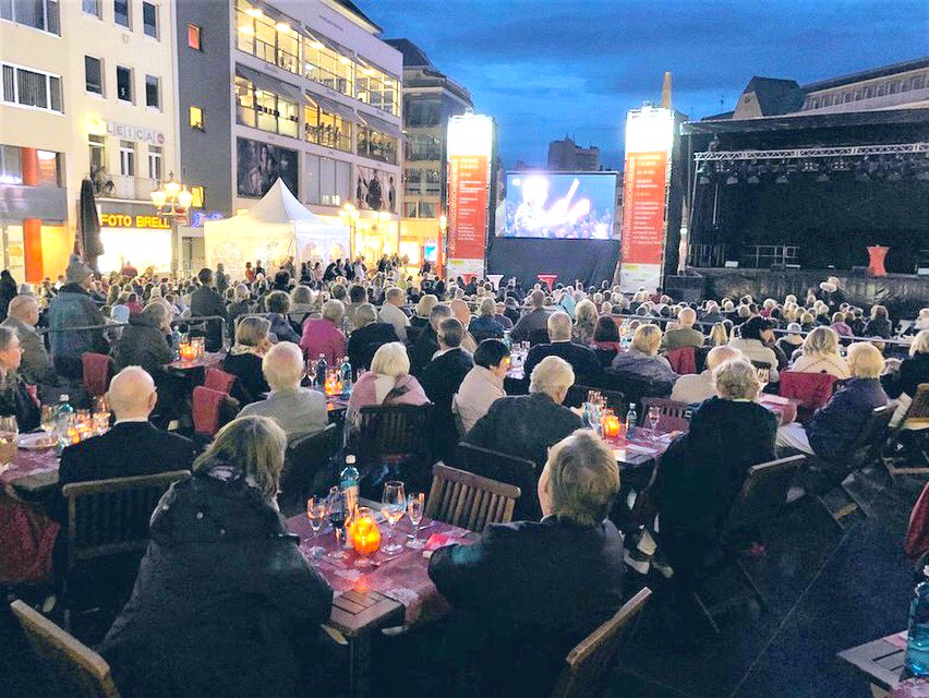 RotaryBonn's tweet photo. Mehr als 50 #Bonner #Rotarier beim #Live-#Stream #Konzert der #Beethovenfestspiele #BONN auf dem #Marktplatz,  #RotaryBonn @bonn #Beethoven @beethovenfestbonn #bthvn https://t.co/xDNixvZCkT