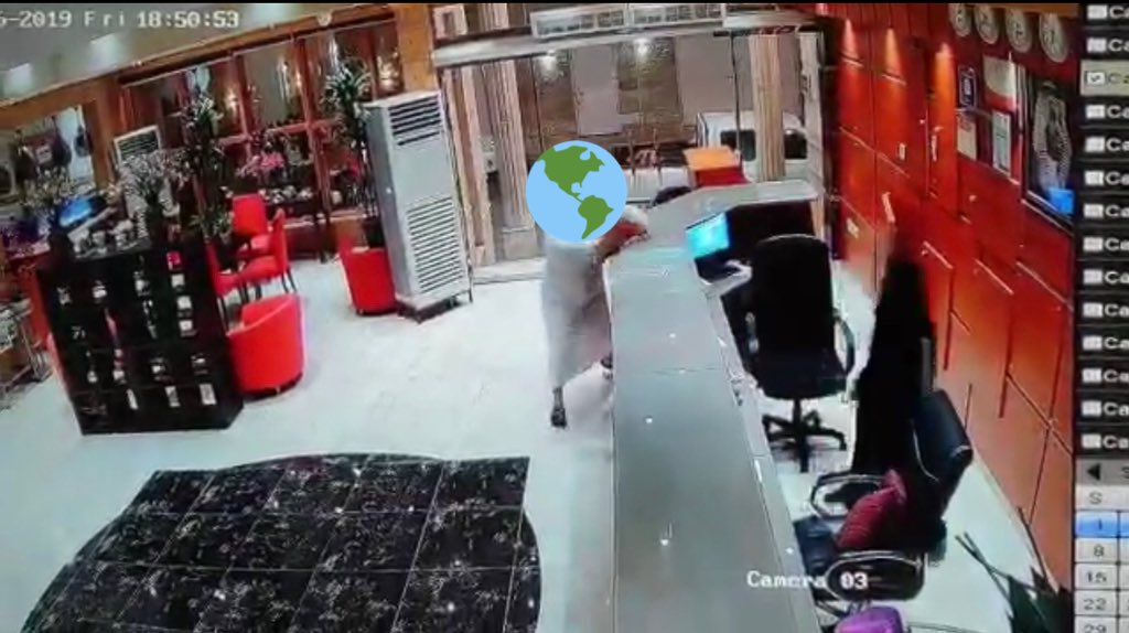 المواطنة نورة التي تعرضت للضرب في حديثها لي عن الواقعة:

تضررت نفسيا قبل مايكون جسدي وأهانني وتوعدني بأخذ حقه مني ..

ماخرجت للحاجه عشان اخذ لقمت عيشي واصرف على نفسي وعلى عيالي

 #شخص_يعتدي_على_موظفة_فندق