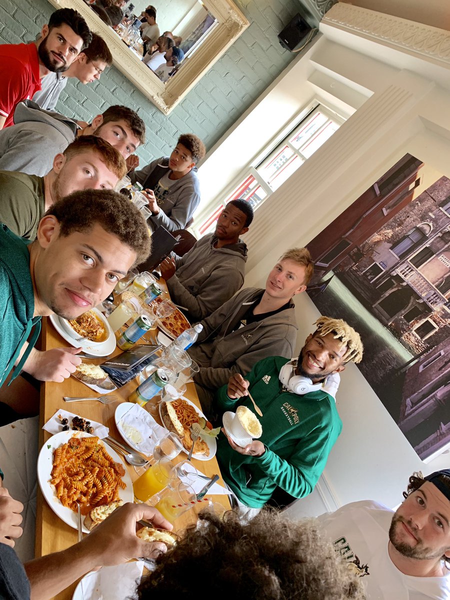 superflykicks's tweet photo. Lunch at Donatello before heading to Solent Kestrels @SolentKestrels #RideHigh #RideTogether 🐎💚 #CalPolyMBB https://t.co/kAAdNb8Nf1