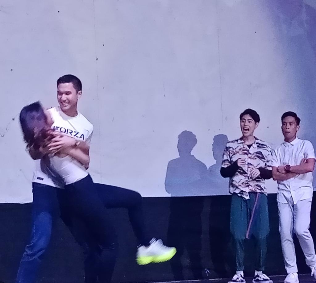 iamfanny08's tweet photo. fumiyam wag kau mag alAla d malalaglag yan nsa kamay ng darling nya..
 GenSayaUlitWith KIANO https://t.co/5mhHn1Jkfs