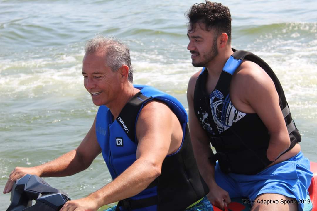 RISEAdaptive's tweet photo. Hot Texas weather made Thursday a chill day at the lake; jet ski rides, pontoon boat rides, swimming, and a picnic with Pate Rehabilitation & Baylor Scott & White Institute for Rehabilitation.
#risesummer2019 #chilling #easyday #hotday #smooth https://t.co/iqNA8Ghghy