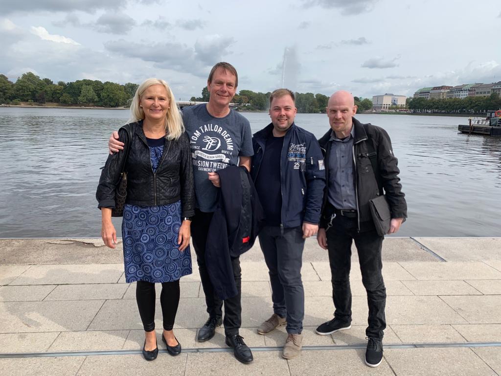 d_meincke's tweet photo. Mit #FREIENWÄHLERN aus #badenwürttemberg an der Binnenalster über den anstehenden #Bürgerschaftswahlkampf gesprochen. 
#freiewaehler #berndbarutta #thomaslinder #Hamburg #bergedorf #Politik https://t.co/t21xl3kben
