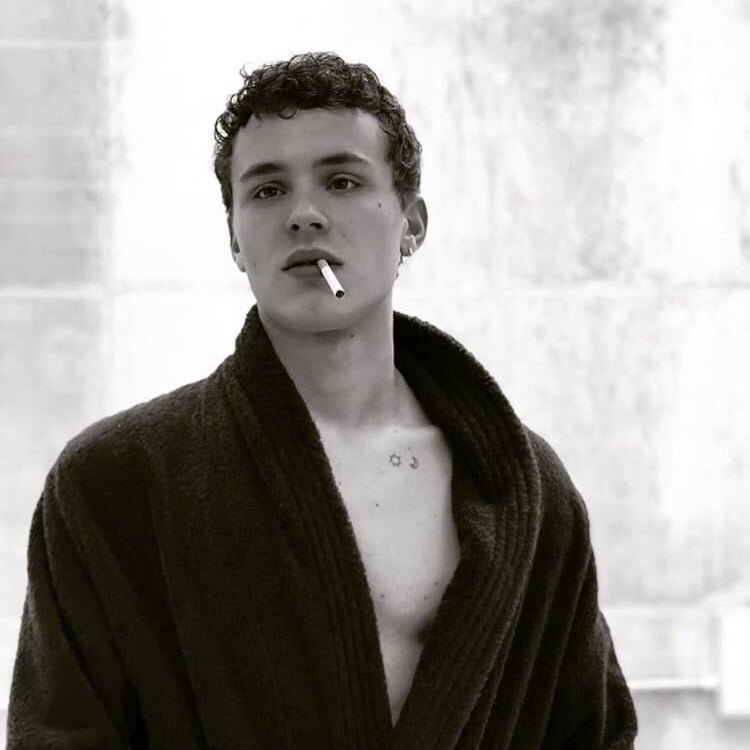 tired0flovesong's tweet photo. Non so cosa scrivere perché le foto parlano da sè, ma Aron Piper si merita un tweet esclusivo https://t.co/jsZ2mRcInA
