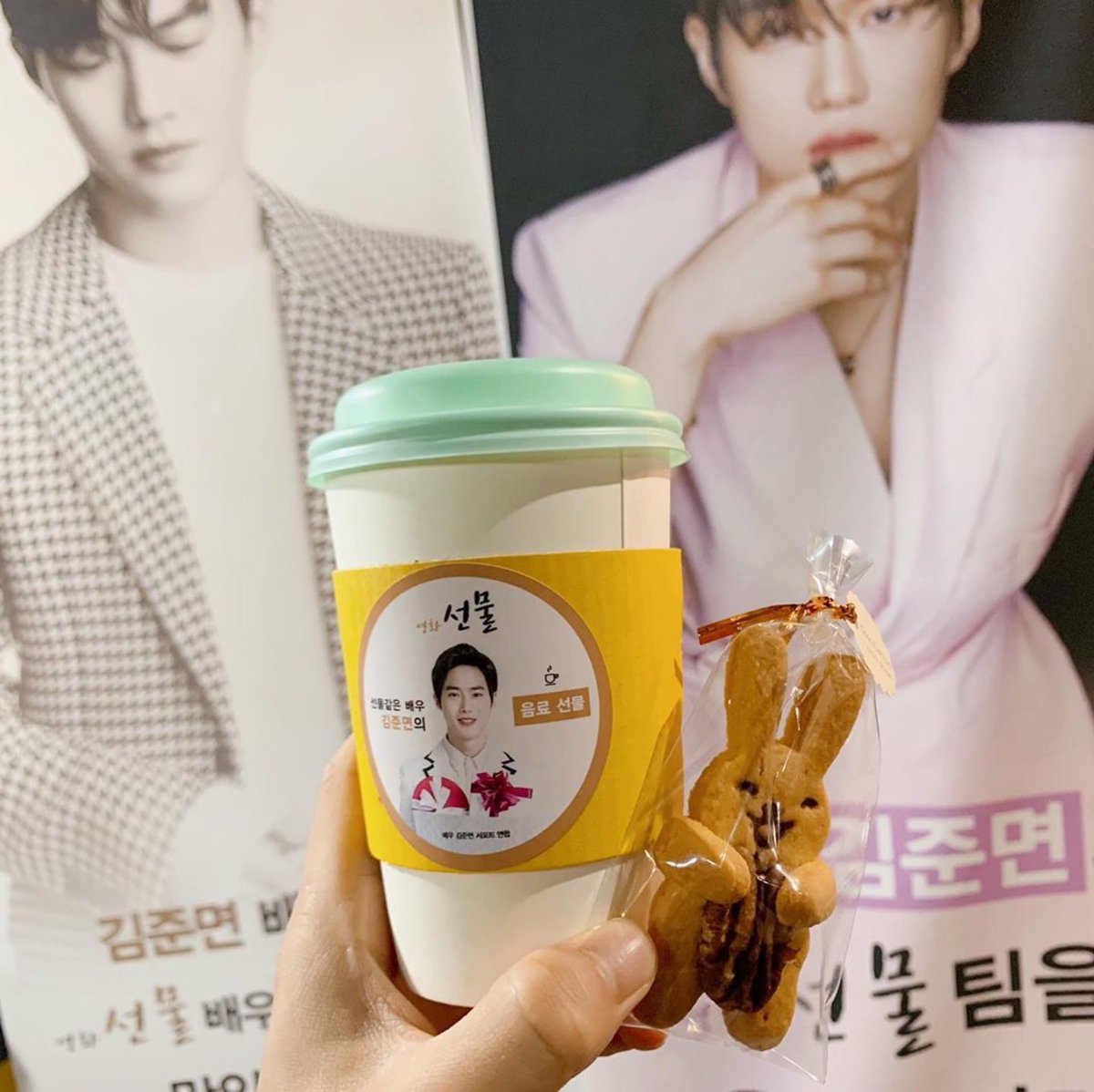 suhostagram_522's tweet photo. [ #SUHOSTAGRAM ] 190901 @/kimjuncotton : EXO-L은 선물이죠
고마워요 토백님들🎀

🔹ENG TRANS : EXO-L is a Gift
Thank you, Bunny Citizens 🎀

📸https://t.co/OHMzH0rjSz

#김준면 #수호 #SUHO #준면 #スホ #金俊勉 #EXO #SuhoInstagram #Suho5MFollowers @weareoneEXO https://t.co/tPgT5sQRVP
