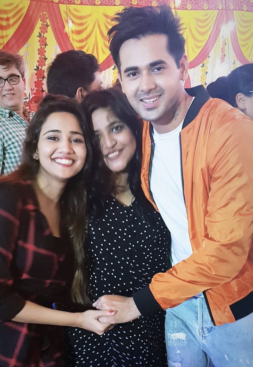 Focus on their beautiful hands only and not the fact that the entire world wanted to stand between them while getting pictures clicked that day  #YehUnDinonKiBaatHai |  #AshDeep