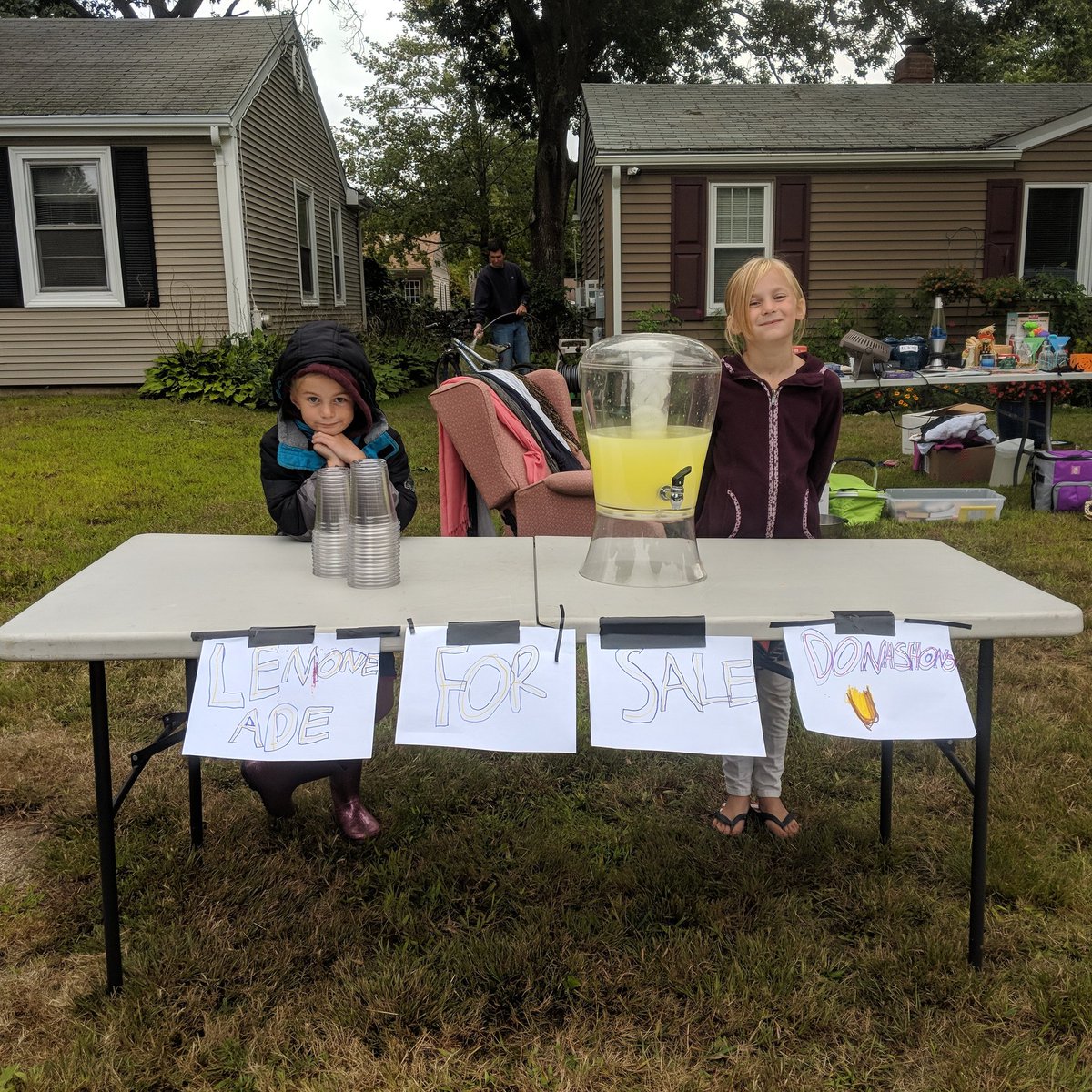 MrsHaberek's tweet photo. These 2 cuties are selling lemonade to benefit our local animal shelter in conjunction with a yard sale. Stop by and make their day! 111 Pettaquamscutt Lake Rd Saunderstown. https://t.co/WYSXYx3aHB