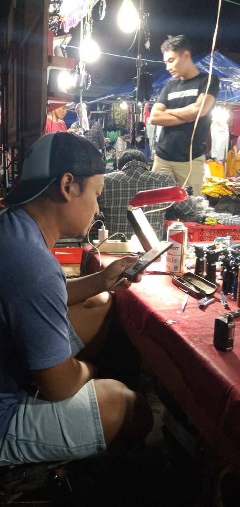 #malamminggu nyari rejeki menikmati indahnya pemandangan orang dagang.. barangkali ada cewek yang beli... terus nanyak.. " mas yg fotoin masnya itu ganteng "...