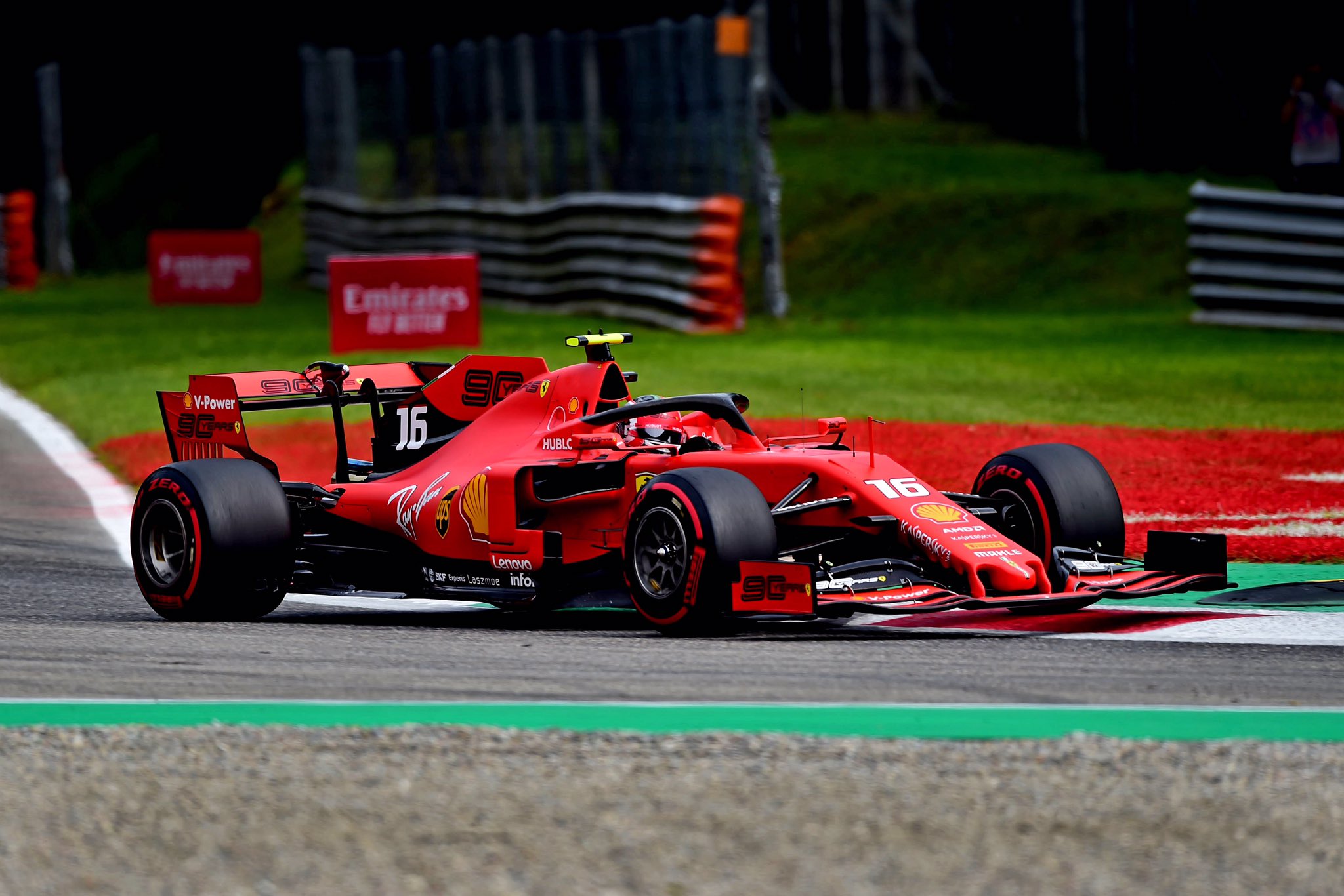 Charles Leclerc-é a pole az "nevetségesen" záródó monzai időmérőn