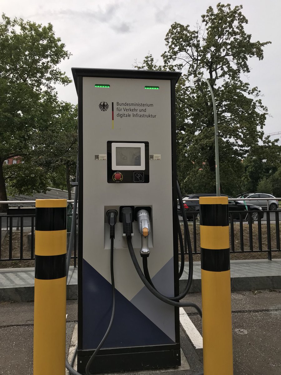 bdew_ev's tweet image. Schnelles Laden für schnelles Umsteigen auf #Elektromobilitaet #FahrtInsGrüne SK @BMVI