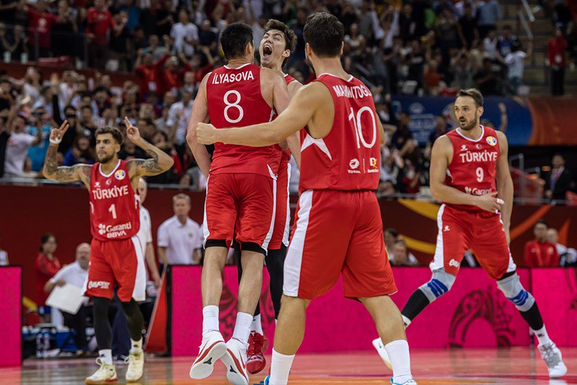 TimeTurkish's tweet photo. #FIBA

12 Dev Adam hakem hatalarına rağmen son 3 dakikada 11 sayı geriden gelip Karabağ'ı malup etti; 

💥 Türkiye 79-74 Karabağ https://t.co/IOxkTafeKI