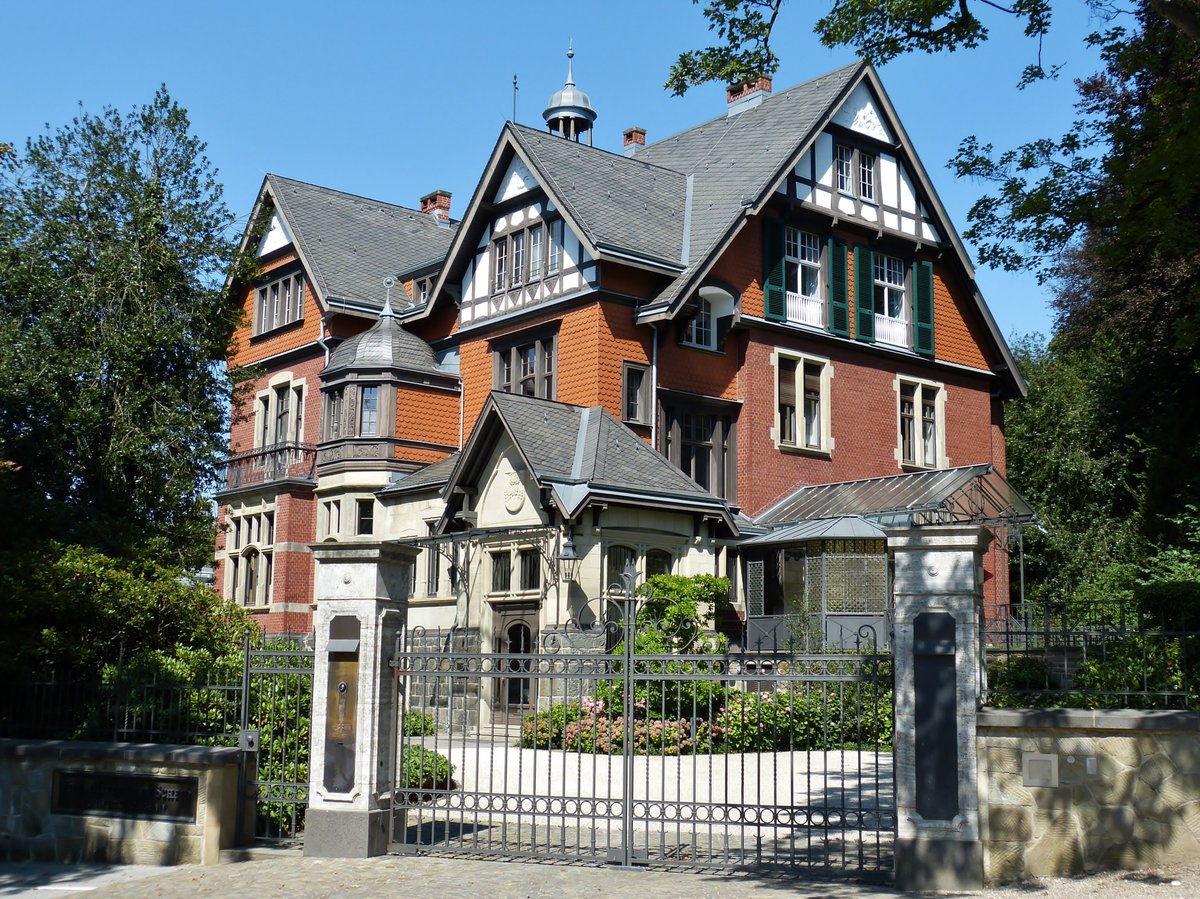 Eine der schönsten Villen in Wuppertal ist die Villa Baum (Villa Mittelsten-Scheid) auf dem Boltenberg in Elberfeld. Sie wurde um 1902 im englischen Stil durch den Architekten Heinrich Plange errichtet und vor wenigen Jahren durch die Firma Vorwerk saniert.  #Wuppertal #Villa