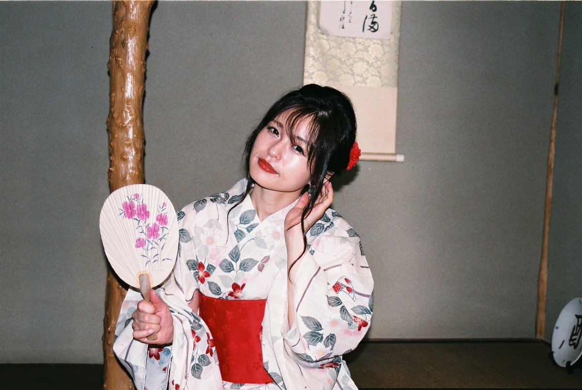 hikari_1's tweet photo. R.-1.-7.-7 #まお企画 〜日本のココロ〜⑤
Model: #優まお さん( @suguru_mao )
撮影地:京都市山科区
#MINOLTA α-70 AF ZOOM 28-100mm F3.5-5.6 (D) 
f5.6 1/60 内蔵フラッシュ直射
#フィルムカメラ #フィル���ジ #フジカラー #ASA400
#まおぴ #モデル撮影 #ポートレート #浴衣 #昭和風 https://t.co/AhG1Ywc7Us