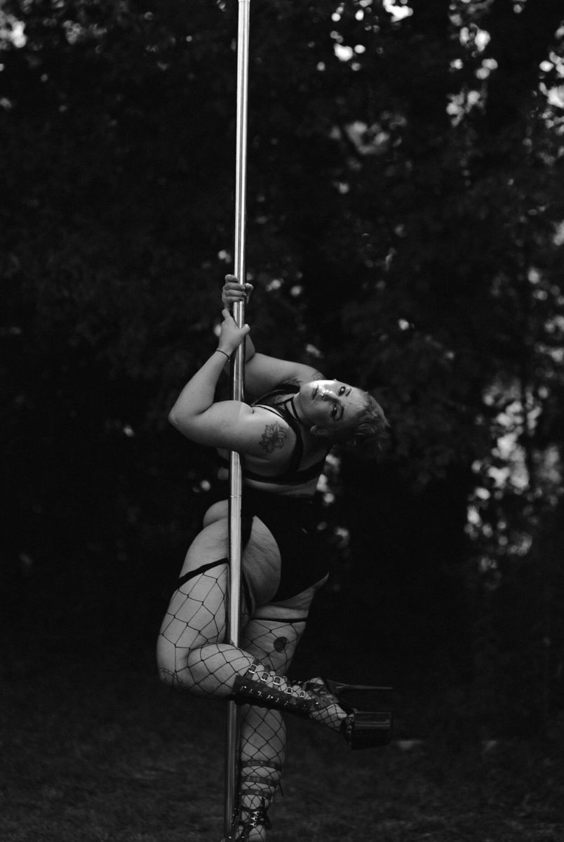 queer_nightmare's tweet photo. Finally looking at these photos from our outdoor pole shoot almost a month ago 😝🤣🤷♀️🙌🏽😬 PC: Cara Totman Photography #polephotoshoot #plussizepole #pleasers #queerpoledancer #outdoorphotoshoot #thunderthighs https://t.co/ZL1g5IM9fg