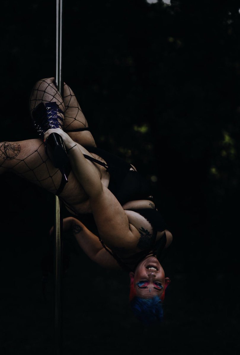 queer_nightmare's tweet photo. Finally looking at these photos from our outdoor pole shoot almost a month ago 😝🤣🤷♀️🙌🏽😬 PC: Cara Totman Photography #polephotoshoot #plussizepole #pleasers #queerpoledancer #outdoorphotoshoot #thunderthighs https://t.co/ZL1g5IM9fg