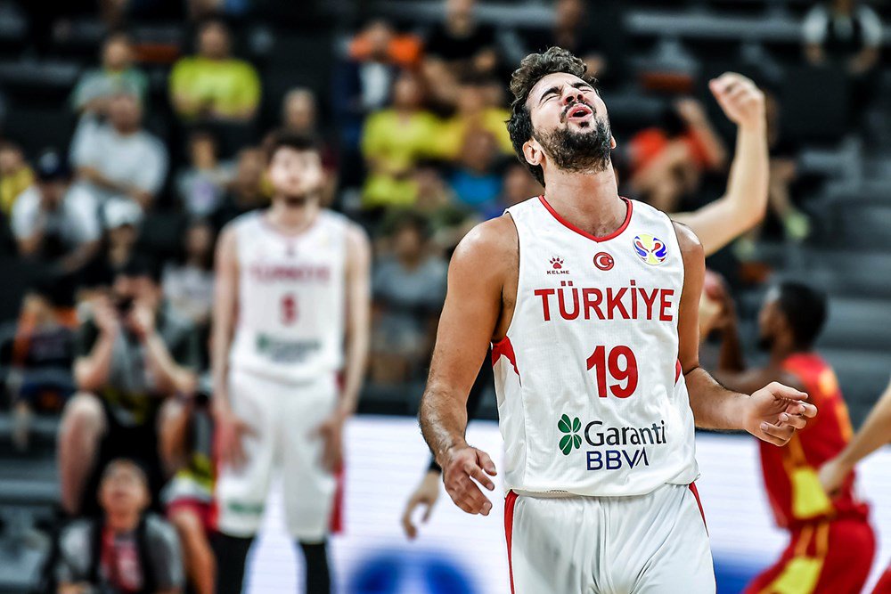 sporbord's tweet photo. #12DEVADAM GERİ DÖNDÜ!
A Milli Takımımız, 2019 FIBA Dünya Kupası klasman grubu maçında Karadağ'ı, son çeyrekteki etkili oyunuyla geri dönüşüyle 79-74 mağlup ederek Olimpiyat elemeleri yolunda önemli bir adım attı.
🇹🇷 Cedi Osman 19, Melih Mahmutoğlu
#FIBAWC #Turkeygotgame https://t.co/XeiO7ZTJbA
