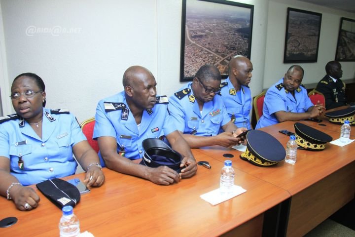 AlpcComnat's tweet photo. Le ministre de l’Administration du territoire et de la Décentralisation, Sidiki Diakité, a passé la main du ministère de la Sécurité qu’il occupait, à son nouveau titulaire, le Général Vagondo Diomandé, samedi à Abidjan. https://t.co/lpLQI1Woe2 https://t.co/3Cr5QvKQ8D