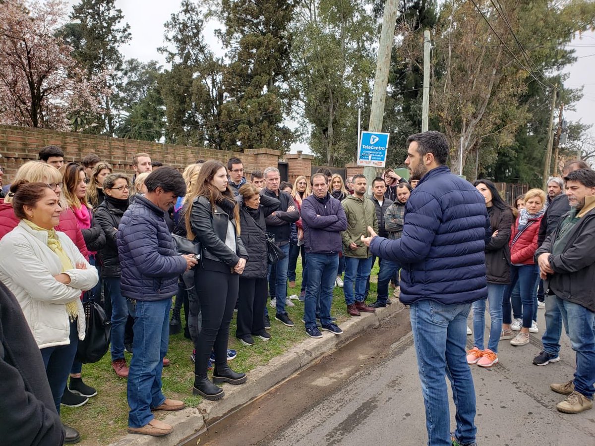 DiCastelnuovoG's tweet photo. Otro sábado en que salimos, como todos los días, a escucharte. Sabemos que podemos estar mejor y nos une el mismo deseo: ver cambiar a Ituzaingó. #SomosVecinosComoVos. https://t.co/8Kqxigu8YR