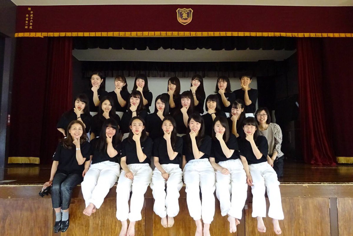 US_KGNM's tweet photo. ついに明日で引退です。😢
カウントダウンの最後は部長のまゆと、副部のじゅりとあすか！
ここから始まったUSの代。
本当に今まで色々辛いことがあって、でもそんなことを乗り越えられる仲間にがいて、個性豊かなUSだし何回もぶつかったし、それでもずっと一緒にいて、部室はUSの家。US大好きだよ。 https://t.co/gA01HcBexN