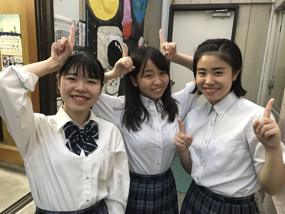 US_KGNM's tweet photo. ついに明日で引退です。😢
カウントダウンの最後は部長のまゆと、副部のじゅりとあすか！
ここから始まったUSの代。
本当に今まで色々辛いことがあって、でもそんなことを乗り越えられる仲間にがいて、個性豊かなUSだし何回もぶつかったし、それでもずっと一緒にいて、部室はUSの家。US大好きだよ。 https://t.co/gA01HcBexN