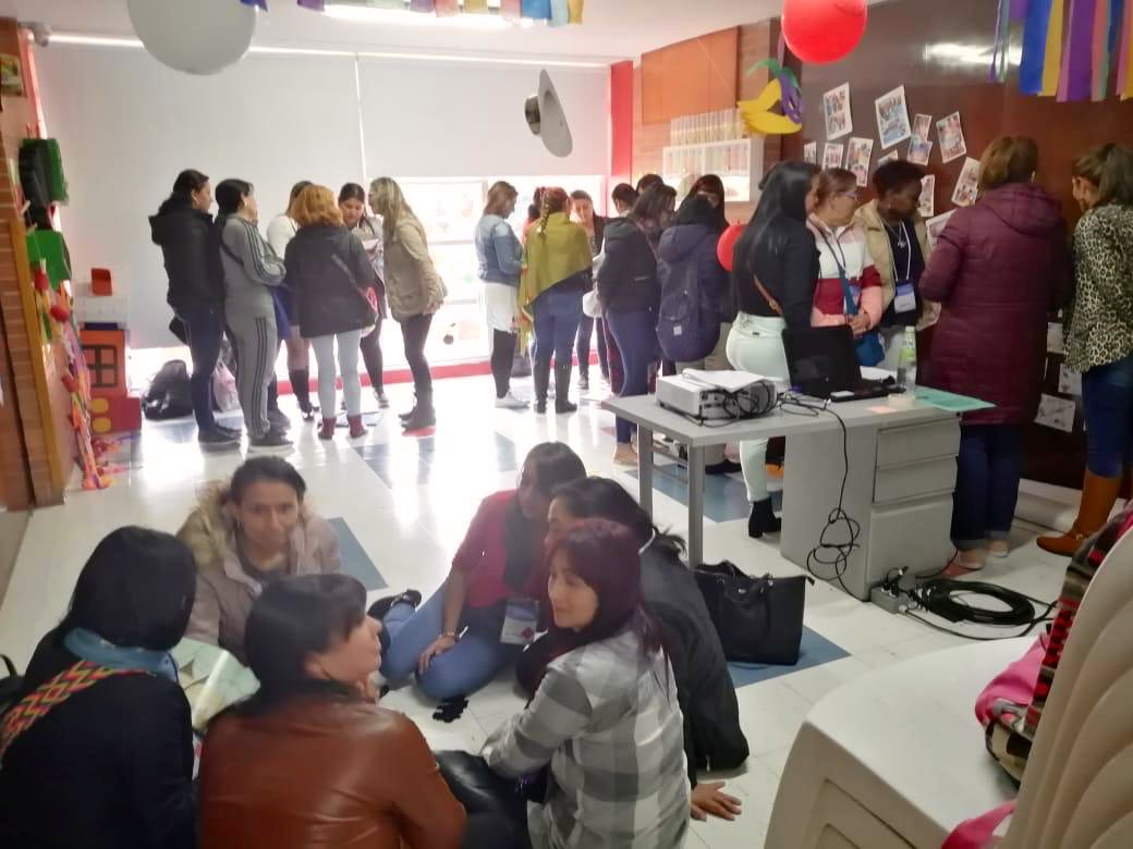 Mineducacion's tweet photo. Gracias a la alianza entre Mineducación, @Educacionbogota, @ICBFColombia, @Compensar_info y @Colsubsidio_Ofi 👉🏼 hoy comienza el proceso de fortalecimiento pedagógico de 1400 maestras de la ciudad 🙌🏽 

#ConstruyendoPaís https://t.co/LoQfW08Ois