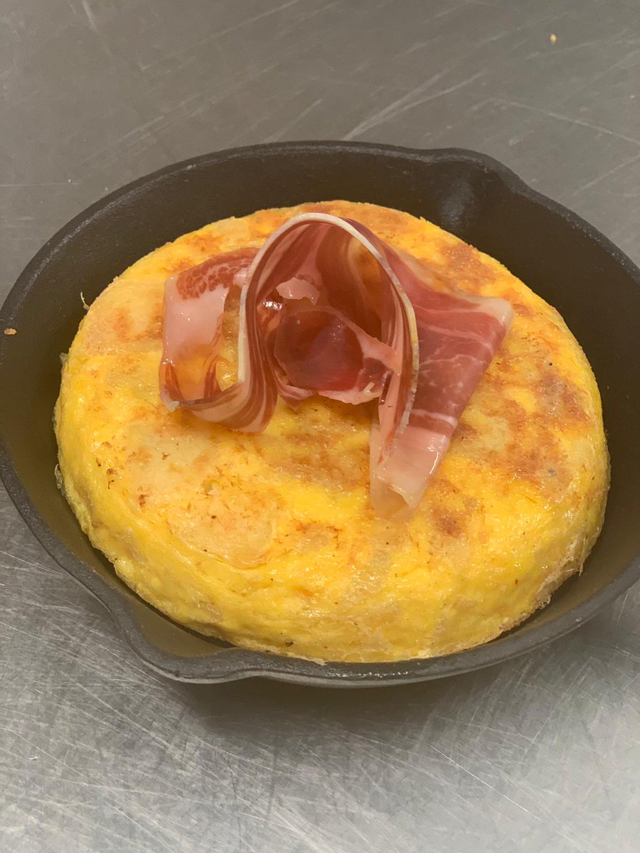 Por fin es VIERNES y desde #EstadoPuro estamos preparados para el fin de semana. ¿Nos acompañas? 🧡

➡ Tortilla española tradicional ✨
. 
. 
.
#EstadoPuro #PacoRoncero #TortillaEspañola