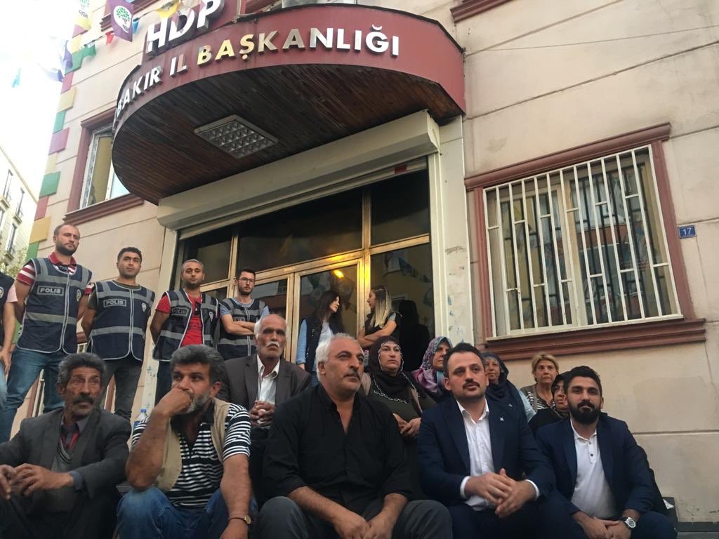 eminogluenes's tweet photo. Biricik evlatları terör örgütü tarafından dağlara götürülen, 
“Evladımı geri istiyorum” çığlıkları ile yürekleri yakan annelerimizin sesine ortak olmaya Diyarbakır’a geldik.

Kahraman yürekli annelerimizi haklı davasında sonuna kadar destekliyorum...
#AnalarDireniyor https://t.co/Q1gJ1Z30at