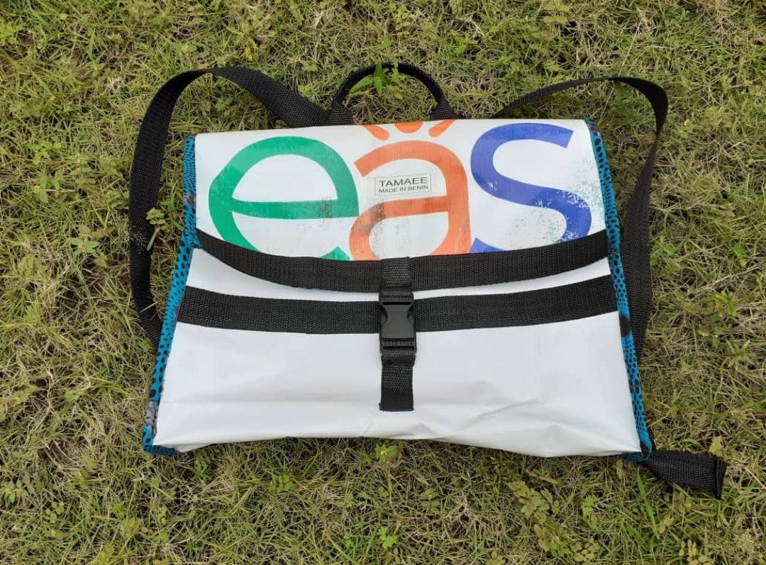 SandrasPainting's tweet photo. Au #Benin , L'ONG #TAMAEE recycle les bâches publicitaires et les transformes en cartables et sacs pour les enfants.
#BeatThePlasticPollution #SachetHeloue https://t.co/vwbt7h1bwg