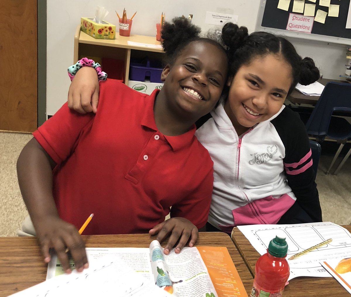 geminisallday's tweet photo. Working hard to identify central idea and text evidence with #storyworks #poisonfrogs #finallygettingit #isthisadetail #ifoundit #proudteacher #4thgraders @WhitneyYoungES #FabulousFriday https://t.co/mVLqceA5hN