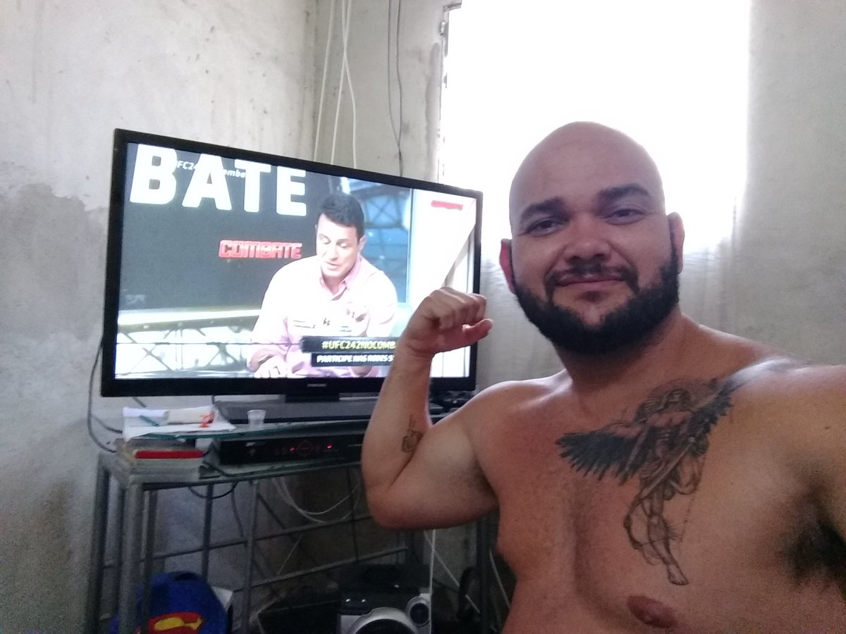 Já estou com minhas luvas e o protetor bucal!!! #ufc242nocombate
#canalcombate