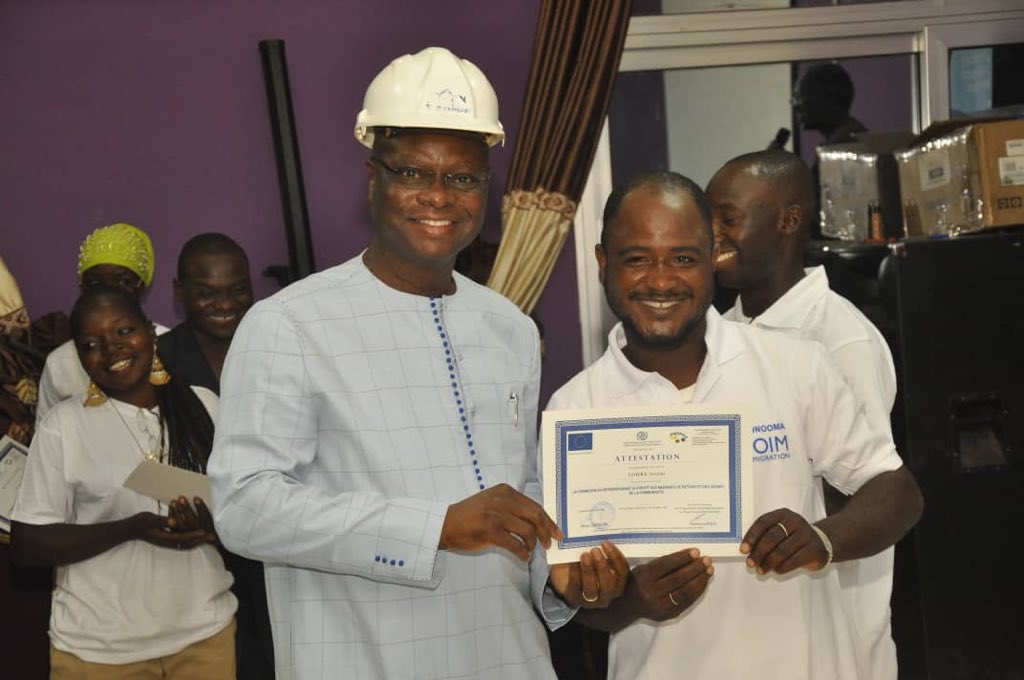 Abiwane's tweet photo. Visite #MIABE #GouverneurCentreEST des réalisations échanges avecles migrants retournés et mbres de la communauté formés en BTPfroid électricitéSolaire @Tenkodogo.Fière des infrastructures publiques réhabilitées pareux #FASONOOMAPETITàPETITJeBâtismonAvenirauFaso
@IOMBF
@EUTF https://t.co/IiFtU89sGI