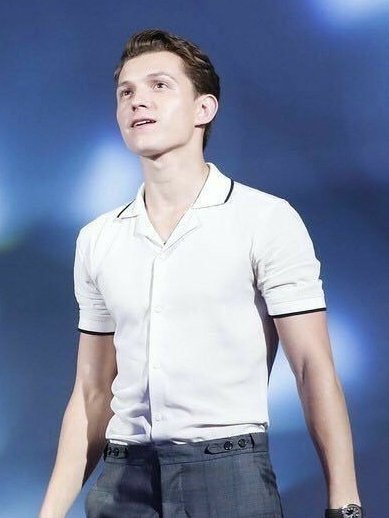 #EILISBIRTHDAY

ปีเตอร์ลงจากรถก่อนจะรีบวิ่งเข้ามาและยืนรออยู่นอกบ้าน ยืนหอบก่อนจะจัดทรงเครื่องแบบเครื่องแต่งกายให้พร้อม

 "แฮ่กๆ..ข-ขอโทษที่มาช้านะ!!"

ในฐานะพิธีกร เขากลับมาช้า แย่จริง..