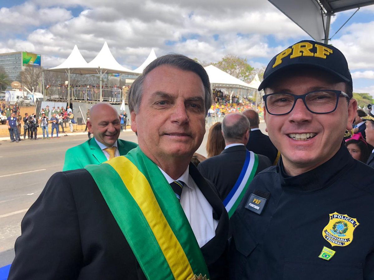 Furtado_PRF's tweet photo. É com alegria e orgulho de brasileiro que comemoramos o 7 de Setembro ombreados com o Presidente da República, @jairbolsonaro e com o Ministro @SF_Moro. A PRF desfila hoje em homenagem ao Brasil.
É uma emoção ímpar. https://t.co/auMSJ3lWiN