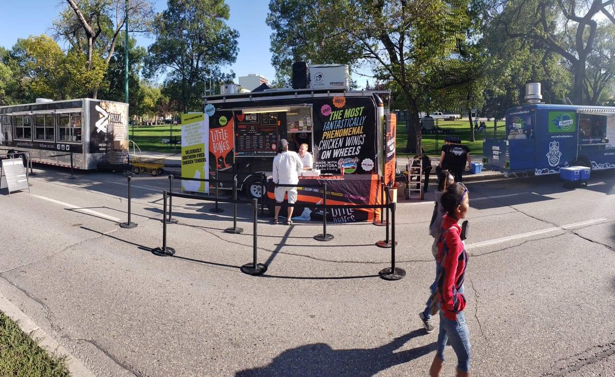 LittleBonesWing's tweet photo. Da ting 'bout wings is ya don't wanna havta wait! But with so many at #Manyfest craving a #LittleBonesWings fix we're lined up all the time! No worries though - we clocked the line at 30-40 seconds per person with only a 4 min wait for wings after ordering! #LetsBone #Winnipeg! https://t.co/GqfWTdUehv