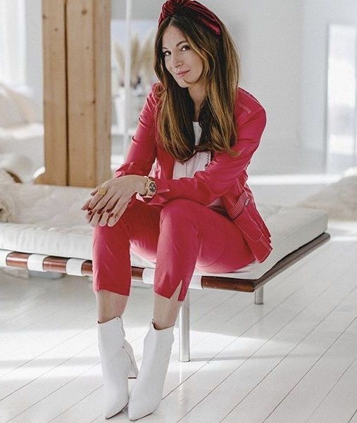 This @airfield_fashion styling shows how stark colours like red and white can be used with gold jewelry accents, clean angles and structured lines with subtle, casual details to create a modern aesthetic with a boho twist. Elegant, and effective. 👠
.
.
.
#TASKpr #pragency