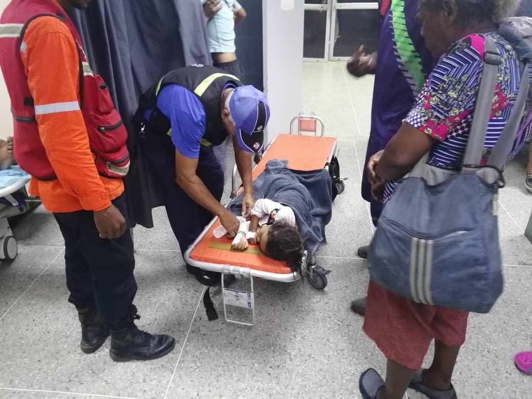 JeanCRodriguez_'s tweet photo. Anoche ingresaron al hospital de Charallave a 12 niños intoxicados luego que comieran una torta Brownie que recolectó el papá de cuatro de ellos, en el relleno sanitario La Bonanza de Charallave. Los pequeños, con edades entre 11 meses y 15 años, residen en Ciudad Zamora de Cúa. https://t.co/Wu1qkXNGbD