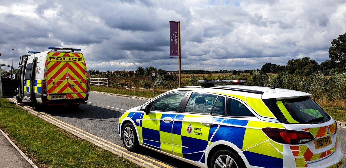 KentPoliceAsh's tweet photo. #LPT1 back for 4 days of early turn, with help from @KentSpecials at #Finberry located 3 adult males fleeing from a Lorry arriving in town and arrested for immigration offences. 07-0614 DO #rightplacerighttime #hideandseek #dontmakemerun https://t.co/24opWfcMpz