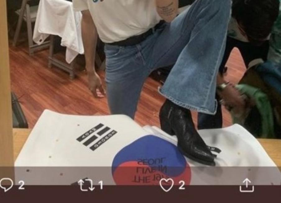 The 1975がソウル公演を終えた後に韓国国旗を踏んだ写真をアップする Togetter The 1975がソウル公演を終えた後に韓国国旗を踏んだ写真をアップする Togetter