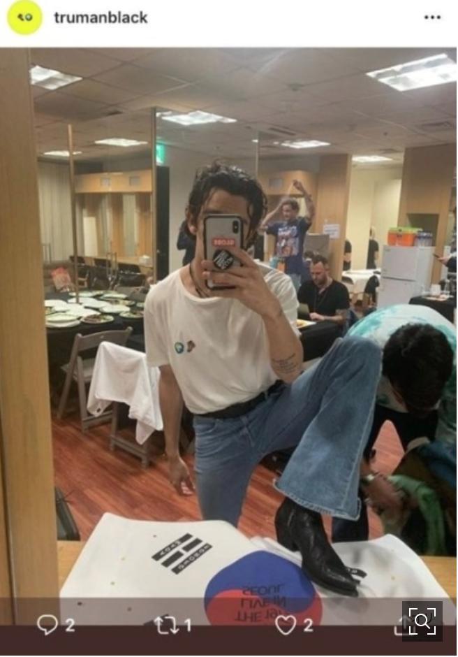 The 1975がソウル公演を終えた後に韓国国旗を踏んだ写真をアップする Togetter The 1975がソウル公演を終えた後に韓国国旗を踏んだ写真をアップする Togetter