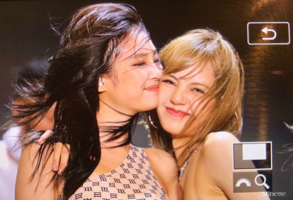 _catlisa's tweet photo. my lini 😭😭😭 
#BLACKPINK for #TheGroup on #PCAs @ygofficialblink https://t.co/OdCQc6yd4u