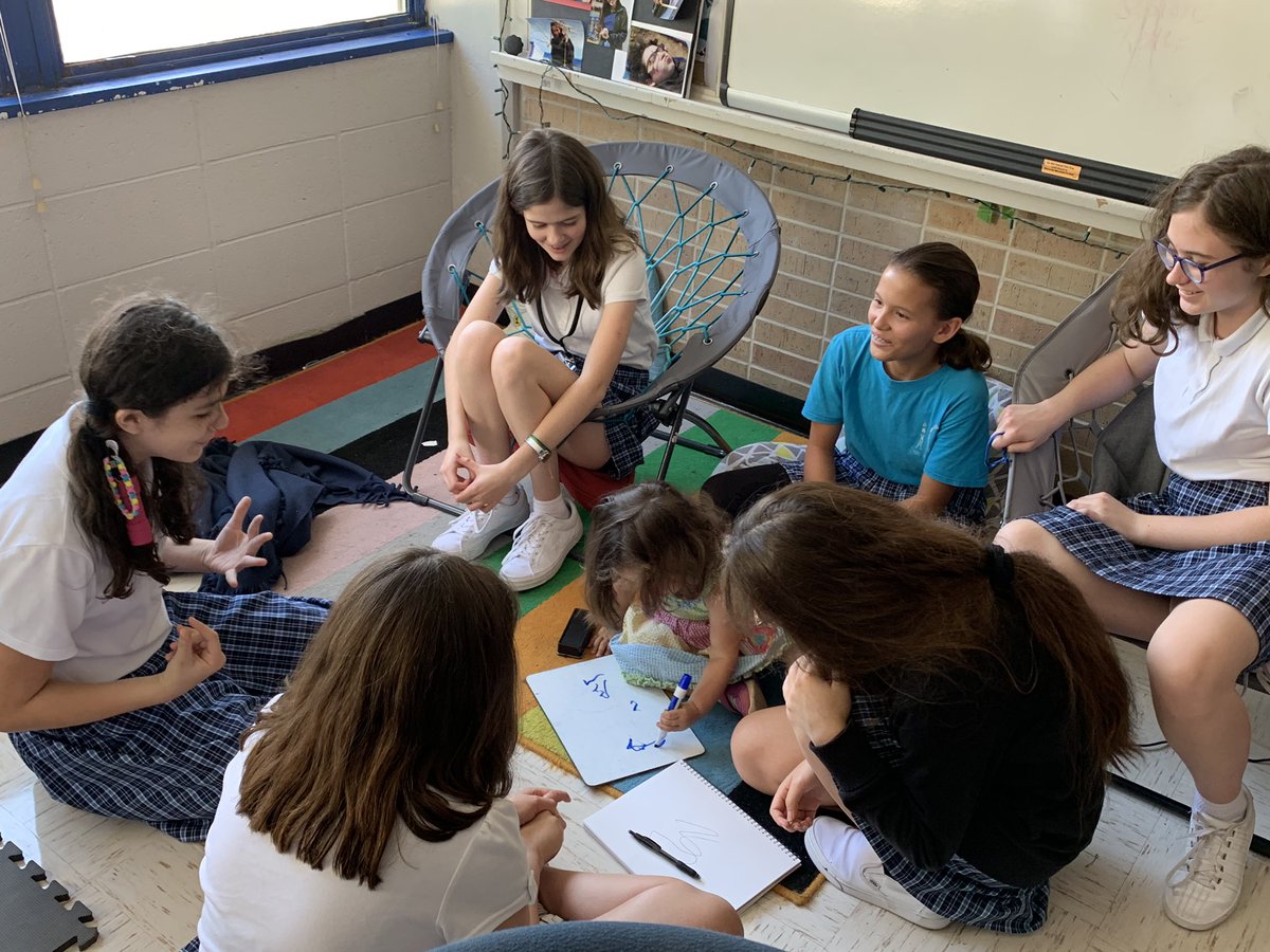 JDBrewerBooks's tweet image. Making spirit signs for the game. Kathleen gets love from her big sisters at #annproud #starsmart #heardlings