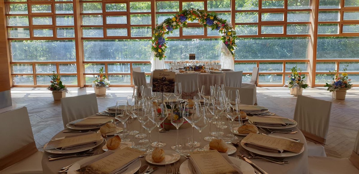 BalneaPanticosa's tweet photo. Montaje de mesas para la primera boda de septiembre. B&M gracias por confiar en nosotros. ¡Disfrutad de esta nueva etapa! 🤵👰 #bodasmagicas #balneariodepanticosa #huescalamagia #bodas2019 https://t.co/SHYVSPjrg4