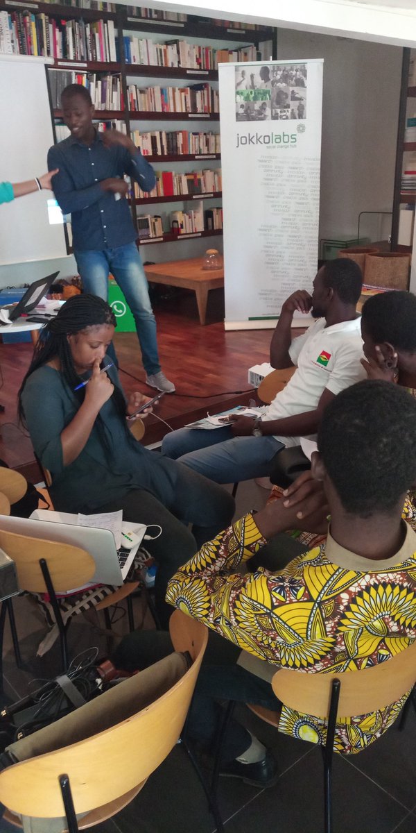 JklDouala's tweet photo. Formation #Boostavecfacebook a #jokkolabsDouala https://t.co/L089Hk6MPl