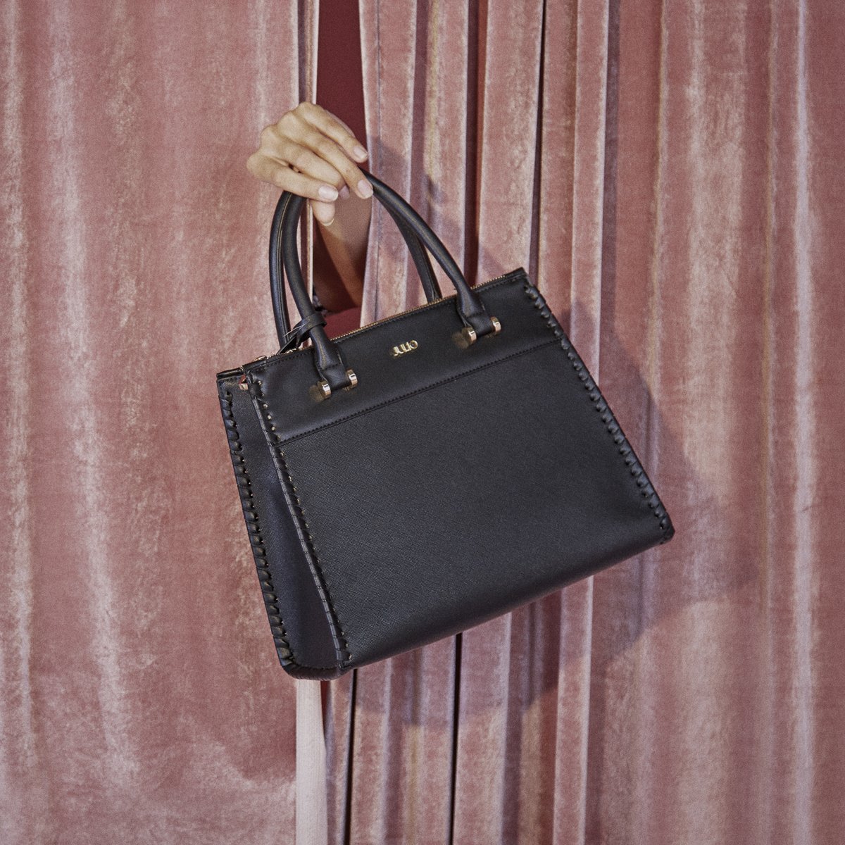 ModaJulio_CO's tweet image. Piezas dinámicas y urbanas con materiales de la más alta calidad para crear un look con mucha actitud.
#MiLookJULIO