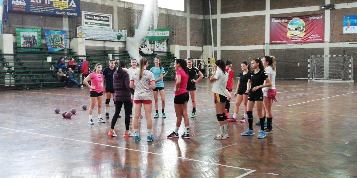femebal's tweet photo. #ProHand 🤾♀️
Nuevo entrenamiento para cadetas y menores a cargo de María José Vazquez. https://t.co/6eDvrE2omD