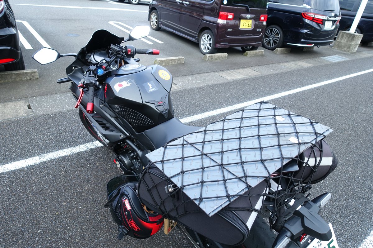とろはち Unlimited 400x Works バイク バイクが好きだ Cbr250rr バイクグッズ バイクネット カーゴネット サイドバッグなのですけど 長くて平らなものが運びやすくなるという利点がありますね というか Ss車の使い方を間違えていますね私
