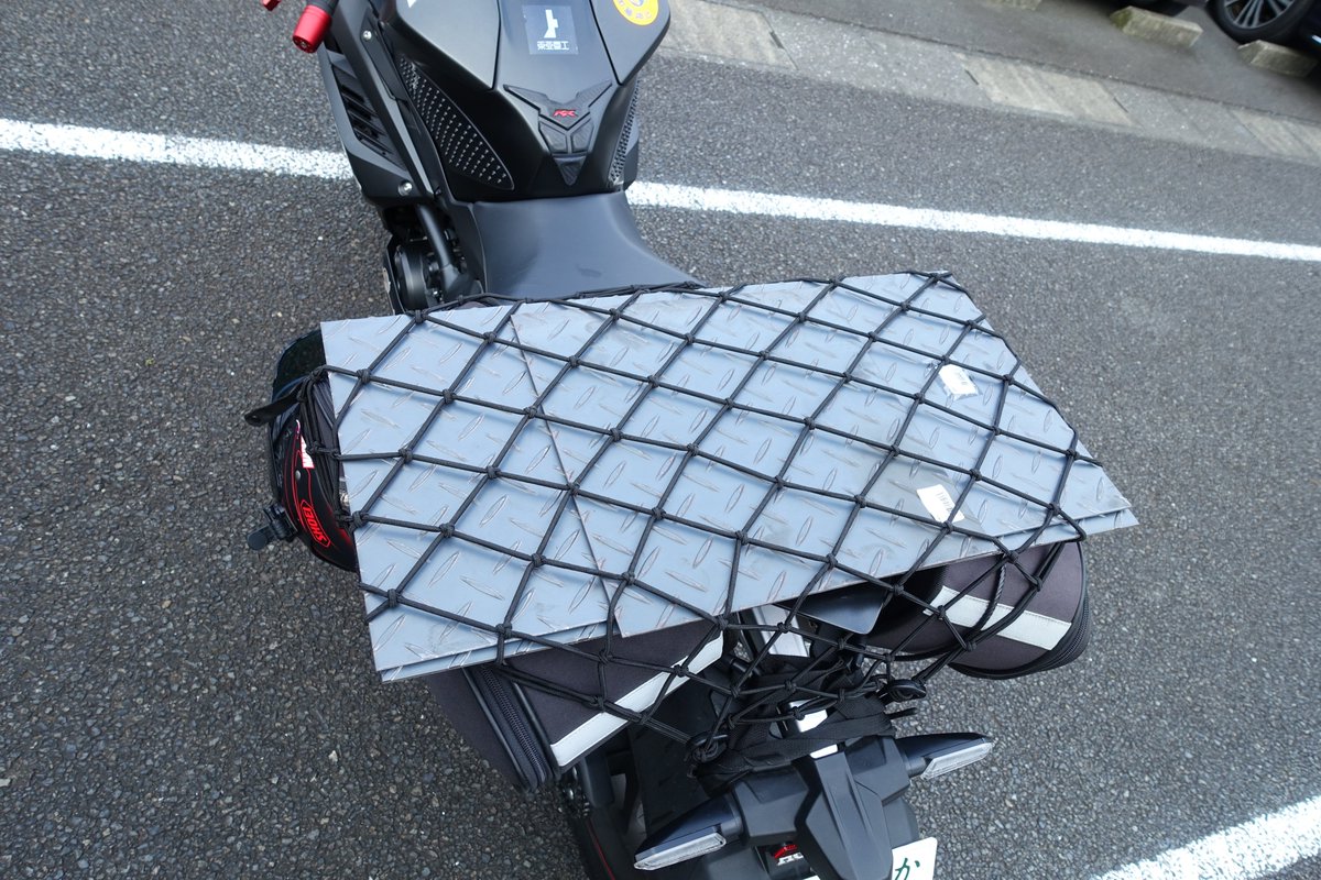 とろはち Unlimited 400x Works バイク バイクが好きだ Cbr250rr バイクグッズ バイクネット カーゴネット サイドバッグなのですけど 長くて平らなものが運びやすくなるという利点がありますね というか Ss車の使い方を間違えていますね私